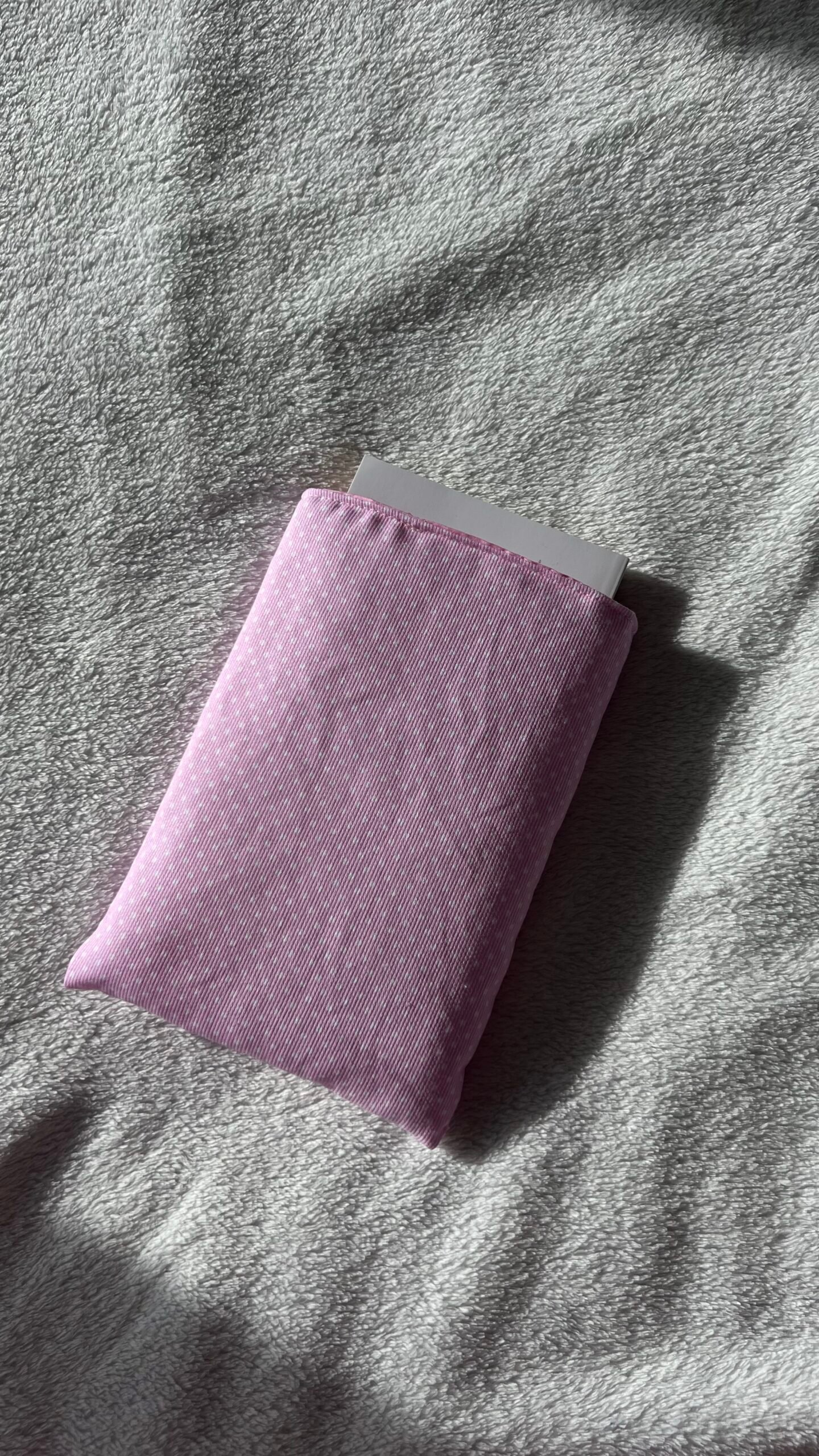 Housse de livre rose à pois blancs